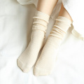 Diseño de color sólido Fashion de algodón Mujer personalizados al por mayor calcetines de ocio